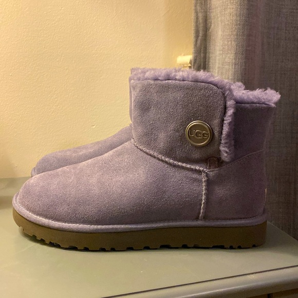 UGG Women Mini Bailey Button Boot - Picture 1 of 4